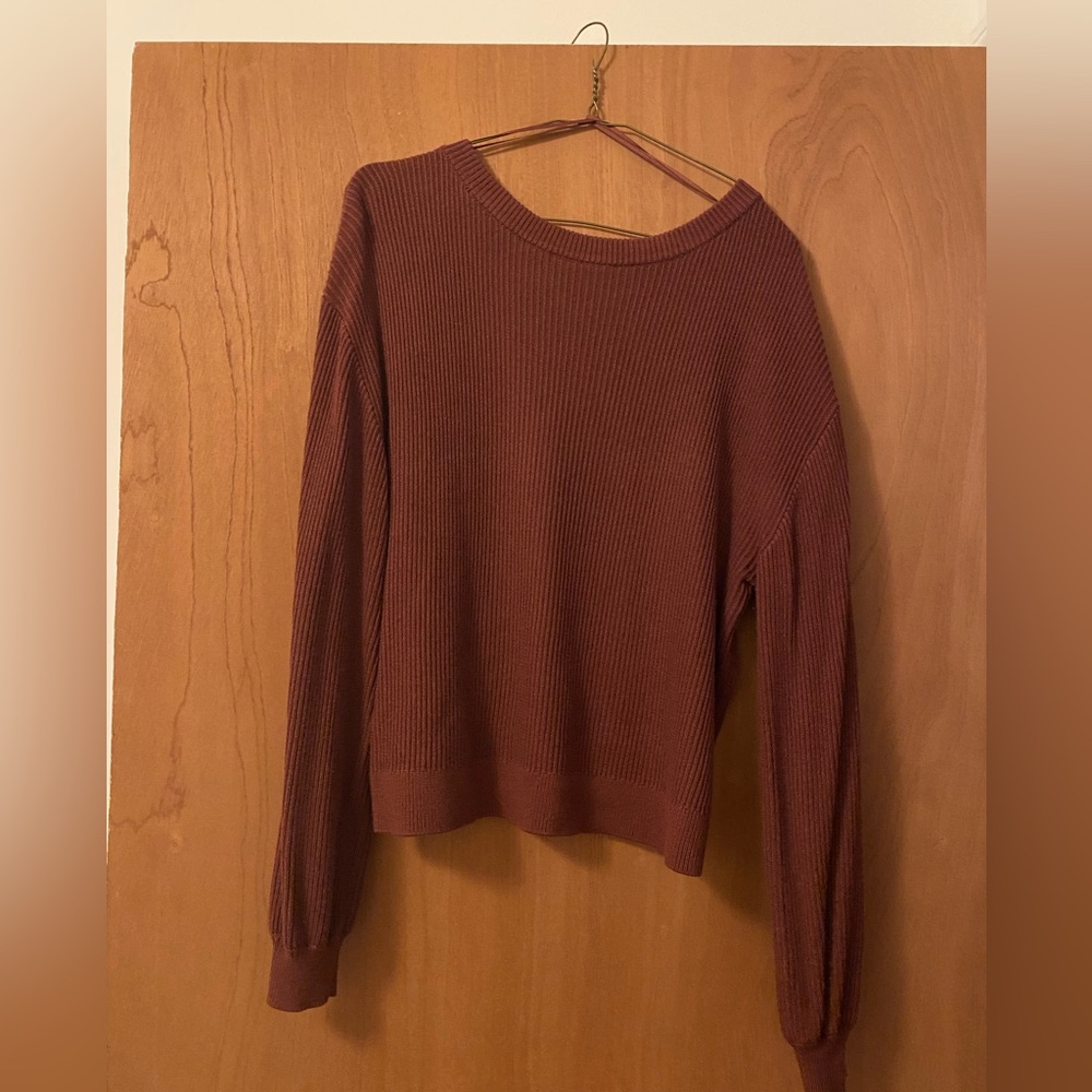 Crew neck a symmetrical sweater